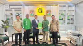 Ketua Umum Dewan Pimpinan Pusat (DPP) PPP, H. Muhammad Mardiono, menyerahkan langsung Surat Keputusan (SK) kepengurusan kepada Muhammad Fadhli di Jakarta, Selasa (27/1/2026). Foto: Istimewa