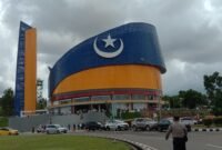 Masjid Tanwirun Naja atau Masjid Tanjak di Kawasan Bandara Internasional Hang Nadim Batam, Kota Batam, Kepulauan Riau.