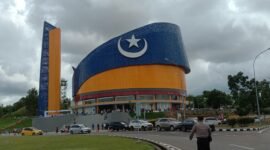 Masjid Tanwirun Naja atau Masjid Tanjak di Kawasan Bandara Internasional Hang Nadim Batam, Kota Batam, Kepulauan Riau.