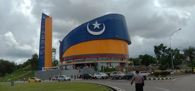 Masjid Tanwirun Naja atau Masjid Tanjak di Kawasan Bandara Internasional Hang Nadim Batam, Kota Batam, Kepulauan Riau.