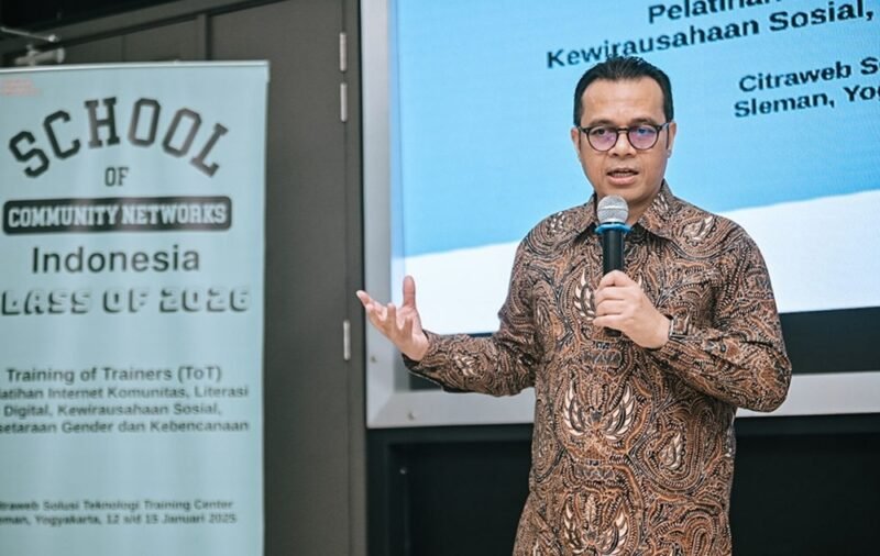 Wamenkomdigi Nezar Patria saat mengunjungi Pelatihan Internet Komunitas, Literasi Digital, Kewirausahaan Sosial, Kesetaraan Gender dan Kebencanaan di Citraweb Solusi Teknologi Training Center, Sleman, Yogyakarta, Kamis (15/1/2026). Foto: Komdigi


