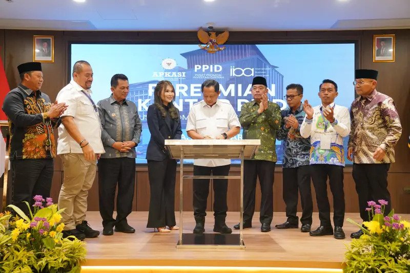 Mendagri Tito Karnavian, saat penandatanganan nota kesepahaman (MoU) antara APKASI dan International Business Association (IBA) di Batam, Selasa malam (20/1/2026). Foto: Istimewa