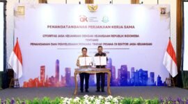 Wakil Ketua Dewan Komisioner OJK Mirza Adityaswara dan Jaksa Agung Muda Tindak Pidana Umum Asep Nana Mulyana meneken PKS tersebut di Jakarta, Selasa (20/1/2026). Foto: Istimewa