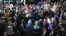 Presiden Prabowo menghabiskan malam Tahun Baru 2026 bersama warga terdampak bencana, di Desa Batu Hula, Kecamatan Batang Toru, Kabupaten Tapanuli Selatan, pada Rabu malam, 31 Desember 2025. Foto: BPMI Setpres/Kris