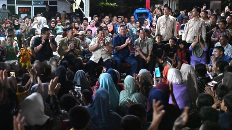 Presiden Prabowo menghabiskan malam Tahun Baru 2026 bersama warga terdampak bencana, di Desa Batu Hula, Kecamatan Batang Toru, Kabupaten Tapanuli Selatan, pada Rabu malam, 31 Desember 2025. Foto: BPMI Setpres/Kris