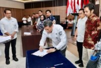 Sekda Batam Firmansyah menandatangani kontrak payung konsolidasi pengadaan kertas HVS serta ready mix Tahun Anggaran 2026 di Kantor Wali Kota Batam, Rabu (21/1/2026). Foto: Hymas Diskominfo Batam