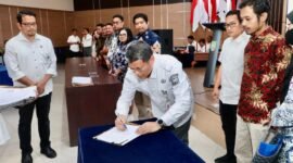 Sekda Batam Firmansyah menandatangani kontrak payung konsolidasi pengadaan kertas HVS serta ready mix Tahun Anggaran 2026 di Kantor Wali Kota Batam, Rabu (21/1/2026). Foto: Hymas Diskominfo Batam
