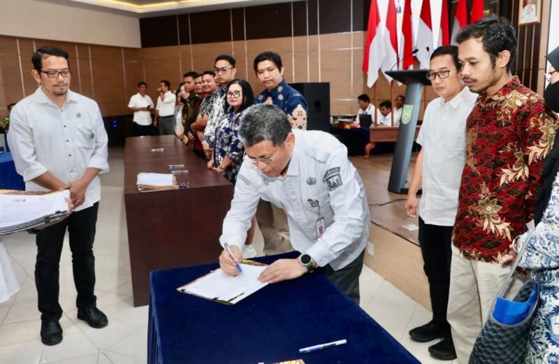 Sekda Batam Firmansyah menandatangani kontrak payung konsolidasi pengadaan kertas HVS serta ready mix Tahun Anggaran 2026 di Kantor Wali Kota Batam, Rabu (21/1/2026). Foto: Hymas Diskominfo Batam