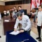 Sekda Batam Firmansyah menandatangani kontrak payung konsolidasi pengadaan kertas HVS serta ready mix Tahun Anggaran 2026 di Kantor Wali Kota Batam, Rabu (21/1/2026). Foto: Hymas Diskominfo Batam