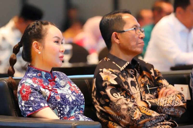 Wali Kota Batam Amsakar Achmad bersama Wakil Wali Kota Li Claudia Chandra menghadiri penutupan Rakernas XVII APKASI 2026 di Hotel Aston Batam, Selasa (20/1/2026). Foto: Humas Diskominfo Batam