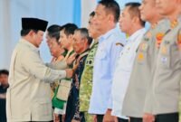 Presiden Prabowo Subianto menganugerahkan Tanda Kehormatan Republik Indonesia kepada sejumlah tokoh dan pelaku di bidang pertanian dan pangan dalam acara Panen Raya dan Pengumuman Swasembada Pangan Nasional. Foto: BPMI Setpres