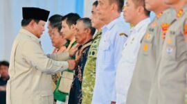 Presiden Prabowo Subianto menganugerahkan Tanda Kehormatan Republik Indonesia kepada sejumlah tokoh dan pelaku di bidang pertanian dan pangan dalam acara Panen Raya dan Pengumuman Swasembada Pangan Nasional. Foto: BPMI Setpres