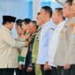 Presiden Prabowo Subianto menganugerahkan Tanda Kehormatan Republik Indonesia kepada sejumlah tokoh dan pelaku di bidang pertanian dan pangan dalam acara Panen Raya dan Pengumuman Swasembada Pangan Nasional. Foto: BPMI Setpres