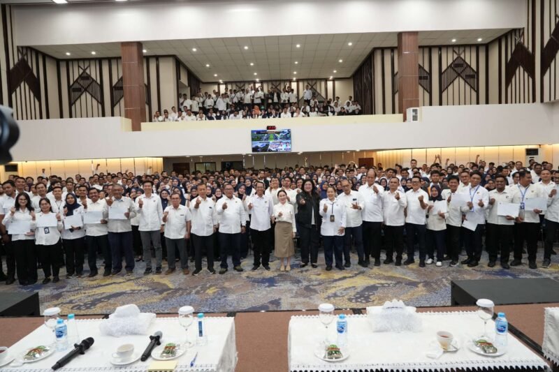 BP Batam secara resmi menyerahkan SK kepada 718 pegawai, terdiri dari 681 pegawai tetap dan 57 pegawai P2K, Senin (12/1/2026). Foto: Humas BP Batam