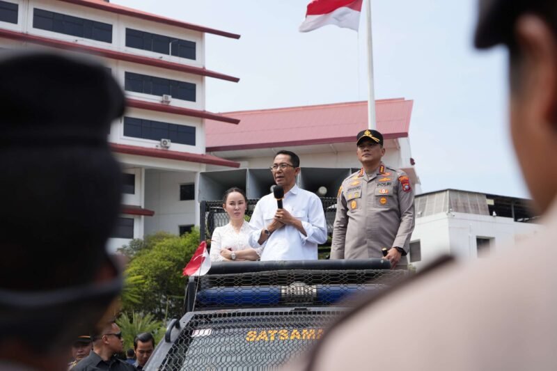 Kepala BP Batam Amsakar Achmad bersama Wakil Kepala BP Batam Li Claudia Chandra, menemui masyarakat Kelurahan Tanjung Sengkuang, di Kantor BP Batam, Kamis (22/1/2025). Foto: Humas BP Batam