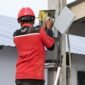 Petugas Telkom sedang melakukan perawatan. Foto: Istimewa
