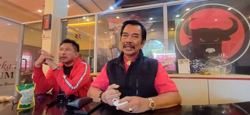 Ketua DPD PDI Perjuangan Provinsi Kepri, Soerya Respationo, didampingi Ketua DPC PDI Perjuangan Kota Batam, Nuryanto.