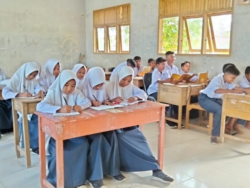 Langkah cepat Kemendikdasmen dalam memulihkan pendidikan pascabencana ini menunjukkan keseriusan pemerintah dalam melindungi hak pendidikan anak-anak, bahkan bergerak lebih cepat dibandingkan sektor lainnya. Foto: Kemendikdasmen