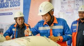 Direktur Utama Pupuk Kaltim, Gusrizal melakukan seremoni penandatanganan karung pupuk dalam acara Tutup Tahun Produksi 2025 di area gudang Pabrik 1A Pupuk Kaltim di Bontang, Kalimantan Timur (30/12/2025). Foto Istimewa