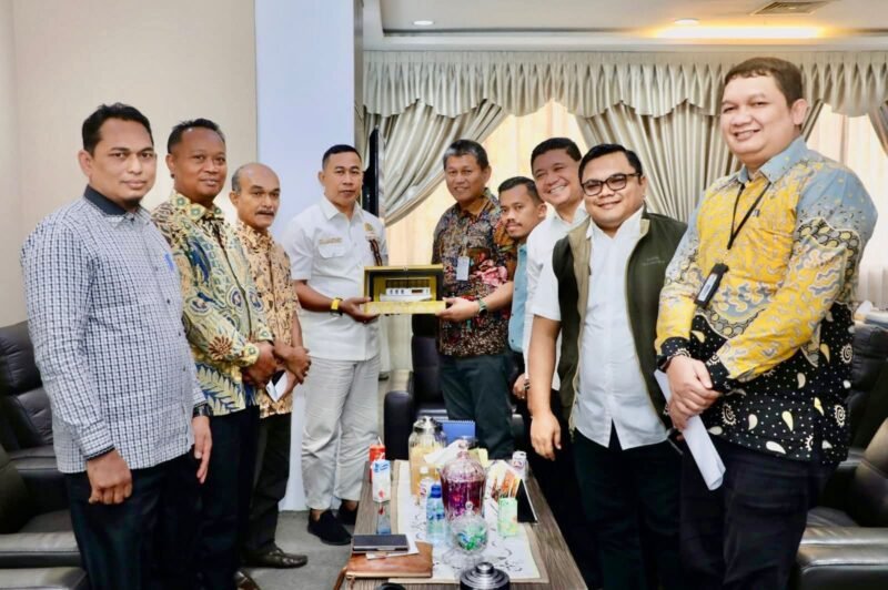 Sekda Kota Batam Firmansyah menerima kunjungan kerja DPRD Kabupaten Siak di Kantor Wali Kota Batam, Kamis (22/1/2026). Foto: Humas Diskominfo Batam