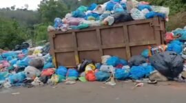 Tumpukan sampah di pinggir jalan di Sekupang waktu lalu.
