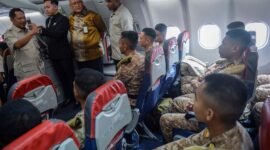 Menteri Dalam Negeri Tito Karnavian (kiri) didampingi Presiden Direktur Lion Grup Daniel Putut Kuncoro Adi (ketiga kiri) menyampaikan arahan kepada praja Institut Pemerintahan Dalam Negeri (IPDN) sebelum diberangkatkan ke Aceh di Terminal 1 Bandara Soekarno-Hatta, Kota Tangerang, Banten, Sabtu (3/1/2026). ANTARA FOTO/Putra M. Akbar/foc.