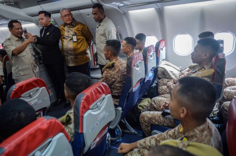 Menteri Dalam Negeri Tito Karnavian (kiri) didampingi Presiden Direktur Lion Grup Daniel Putut Kuncoro Adi (ketiga kiri) menyampaikan arahan kepada praja Institut Pemerintahan Dalam Negeri (IPDN) sebelum diberangkatkan ke Aceh di Terminal 1 Bandara Soekarno-Hatta, Kota Tangerang, Banten, Sabtu (3/1/2026). ANTARA FOTO/Putra M. Akbar/foc.