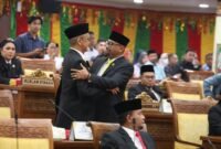 Usai pelantikan PAW sebagai Waka III DPRD Batam M. Yunus Muda, memeluk Hendra Asman sesama kader Partai Golkar, Rabu (28/1/2026). Foto: Humas Sekwan DPRD Batam