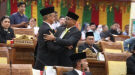 Usai pelantikan PAW sebagai Waka III DPRD Batam M. Yunus Muda, memeluk Hendra Asman sesama kader Partai Golkar, Rabu (28/1/2026). Foto: Humas Sekwan DPRD Batam
