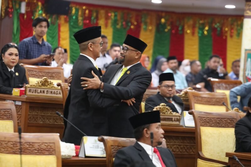 Usai pelantikan PAW sebagai Waka III DPRD Batam M. Yunus Muda, memeluk Hendra Asman sesama kader Partai Golkar, Rabu (28/1/2026). Foto: Humas Sekwan DPRD Batam