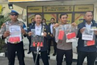Unit Reskrim Polsek Lubuk Baja press rilis terkait pelaku pencopetan terhadap wisatawan mancanegara asal Singapura, Senin (26/1/2026). Foto: Metroposid