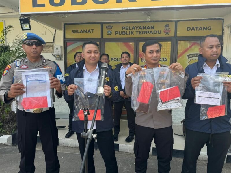 Unit Reskrim Polsek Lubuk Baja press rilis terkait pelaku pencopetan terhadap wisatawan mancanegara asal Singapura, Senin (26/1/2026). Foto: Metroposid