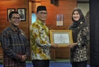 Kepala BKN Zudan Arif Fakrulloh menyerahkan sertifikat Akreditasi A kepada Kepala BKD dan KORPRI Provinsi Kepri, Yeny Trisia Isabella, di Aula Gedung 1 Lantai 5 Kantor Pusat BKN, Jakarta Timur, Jumat (23/1/2026). Foto: BKD dan KOPRI Provinsi Kepri