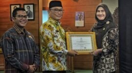 Kepala BKN Zudan Arif Fakrulloh menyerahkan sertifikat Akreditasi A kepada Kepala BKD dan KORPRI Provinsi Kepri, Yeny Trisia Isabella, di Aula Gedung 1 Lantai 5 Kantor Pusat BKN, Jakarta Timur, Jumat (23/1/2026). Foto: BKD dan KOPRI Provinsi Kepri