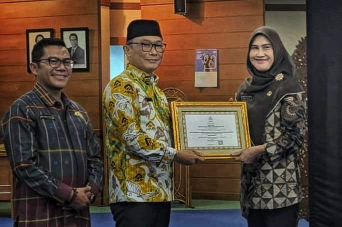 Kepala BKN Zudan Arif Fakrulloh menyerahkan sertifikat Akreditasi A kepada Kepala BKD dan KORPRI Provinsi Kepri, Yeny Trisia Isabella, di Aula Gedung 1 Lantai 5 Kantor Pusat BKN, Jakarta Timur, Jumat (23/1/2026). Foto: BKD dan KOPRI Provinsi Kepri