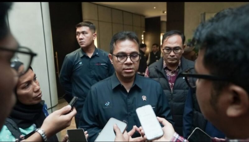 Wamenkomdigi Nezar Patria memberikan keterangan kepada awak media usai acara Diskusi Panel bertema Penguatan Transformasi Digital Nasional: Harmonisasi Regulasi Pusat dan Daerah untuk Pembangunan Infrastruktur Nasional di Morrisey Hotel, Jakarta Pusat, Rabu (14/01/2026). Foto: Ardi W/Komdigi