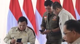 Presiden Prabowo Subianto memberikan arahannya pada rapat terbatas di lokasi pembangunan rumah hunian Danantara di Kabupaten Aceh Tamiang, Provinsi Aceh, pada Kamis (01/01/2026). Foto: BPMI Setpres