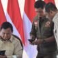 Presiden Prabowo Subianto memberikan arahannya pada rapat terbatas di lokasi pembangunan rumah hunian Danantara di Kabupaten Aceh Tamiang, Provinsi Aceh, pada Kamis (01/01/2026). Foto: BPMI Setpres