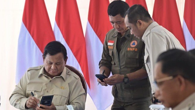 Presiden Prabowo Subianto memberikan arahannya pada rapat terbatas di lokasi pembangunan rumah hunian Danantara di Kabupaten Aceh Tamiang, Provinsi Aceh, pada Kamis (01/01/2026). Foto: BPMI Setpres