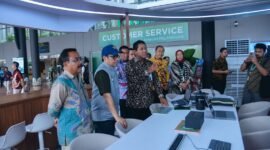 Wamenkomdigi Nezar Patria melihat hasil monitoring kualitas jaringan telekomunikasi saat meninjau Posko Terpadu Nataru di Bandara Soekarno Hatta, Tangerang, Banten, Jumat (02/01/2026). Foto: Komdigi