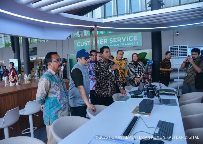 Wamenkomdigi Nezar Patria melihat hasil monitoring kualitas jaringan telekomunikasi saat meninjau Posko Terpadu Nataru di Bandara Soekarno Hatta, Tangerang, Banten, Jumat (02/01/2026). Foto: Komdigi
