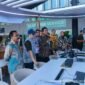 Wamenkomdigi Nezar Patria melihat hasil monitoring kualitas jaringan telekomunikasi saat meninjau Posko Terpadu Nataru di Bandara Soekarno Hatta, Tangerang, Banten, Jumat (02/01/2026). Foto: Komdigi