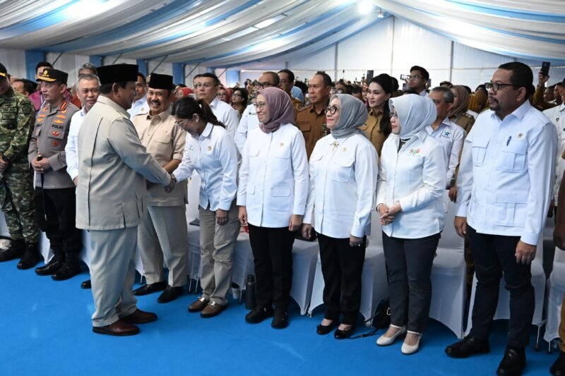 Menteri Komunikasi dan Digital Meutya Hafid menegaskan komitmen pemerintah untuk memastikan Sekolah Rakyat tidak hanya hadir secara fisik, tetapi juga didukung konektivitas digital agar proses pembelajaran dapat berjalan setara di seluruh wilayah Indonesia. Foto: Humas Kemkomdigi