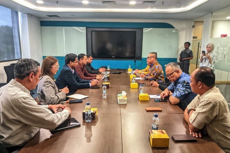 Manajemen PT Garuda Indonesia kepada Wakil Gubernur Kepulauan Riau, Nyanyang Haris Pratamura, Rabu (28/1/2026). Foto: Diskominfo Kepri