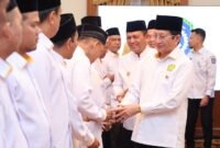Gubernur Kepri Ansar Ahmad mendampingi Menag RI Nasaruddin Umar memberikan ucapan selamat kepada Pengurus BP4 Provinsi Kepulauan Riau masa bakti 2025–2030, di Gedung Daerah, Tanjungpinang, Rabu (14/1/2026) malam. Foto: Diskominfo Kepri