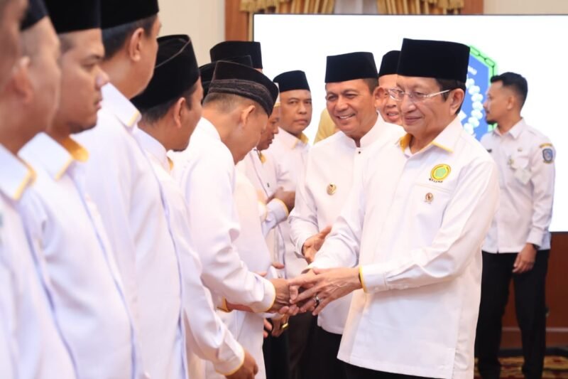 Gubernur Kepri Ansar Ahmad mendampingi Menag RI Nasaruddin Umar memberikan ucapan selamat kepada Pengurus BP4 Provinsi Kepulauan Riau masa bakti 2025–2030, di Gedung Daerah, Tanjungpinang, Rabu (14/1/2026) malam. Foto: Diskominfo Kepri