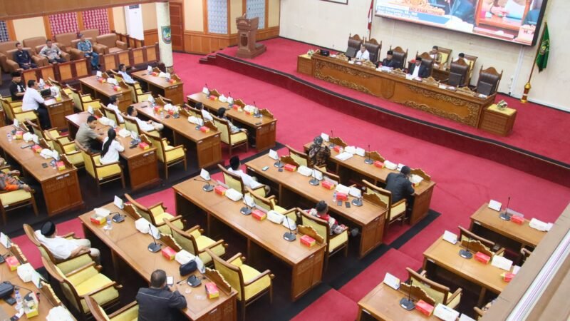 DPRD Kota Batam menyampaikan Pokir DPRD dalam Rapat Paripurna di Ruang Sidang Utama DPRD Batam, Selasa (3/2/2026). Foto: Sekwan DPRD Batam