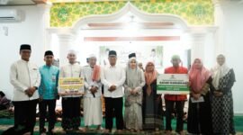 Wagub Kepri Nyanyang Haris Pratamura menyerahkan bantuan kepada pengurus masjid yang dilaksanakan dalam kegiatan Safari Ramadan di Kota Batam pada Rabu, (25/2/2026). Foto: Diskominfo Kepri