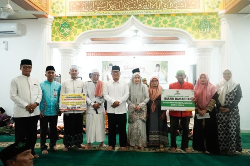 Wagub Kepri Nyanyang Haris Pratamura menyerahkan bantuan kepada pengurus masjid yang dilaksanakan dalam kegiatan Safari Ramadan di Kota Batam pada Rabu, (25/2/2026). Foto: Diskominfo Kepri