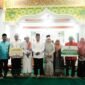 Wagub Kepri Nyanyang Haris Pratamura menyerahkan bantuan kepada pengurus masjid yang dilaksanakan dalam kegiatan Safari Ramadan di Kota Batam pada Rabu, (25/2/2026). Foto: Diskominfo Kepri